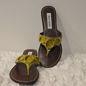 Steve Madden Swindlee Women's Size 7.5 Lime Green Flat Thong Sandals
